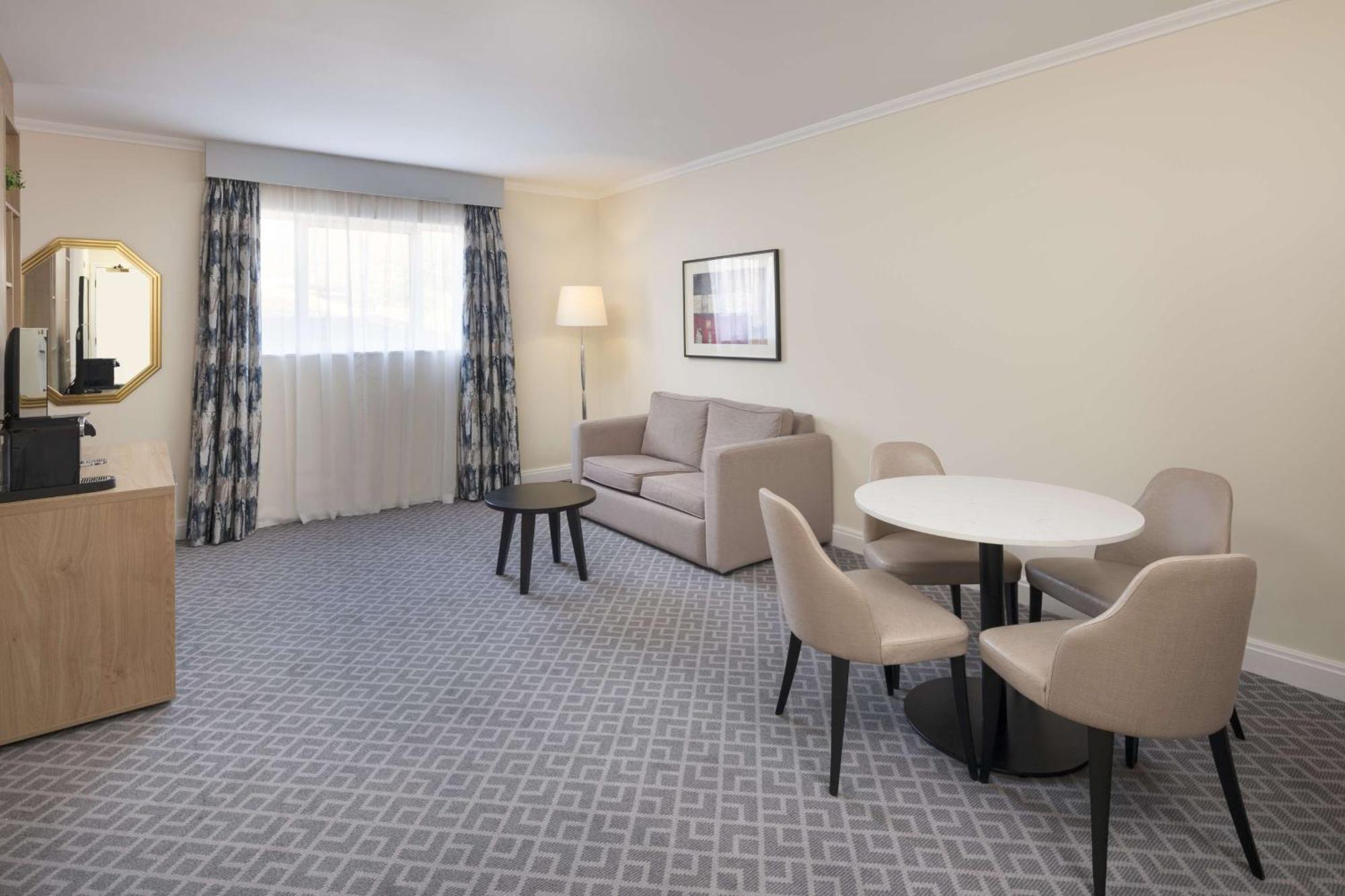 Hilton Northampton Hotel Exterior foto