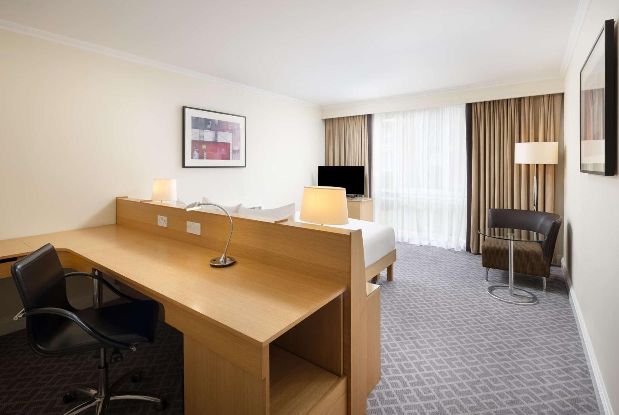 Hilton Northampton Hotel Exterior foto